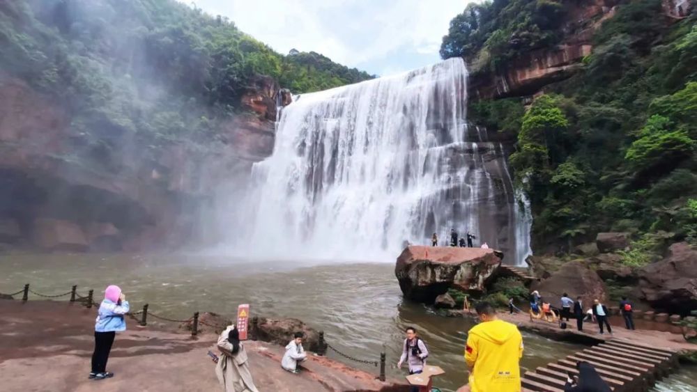 在做好常态化疫情防控工作的前提下,赤水丹霞旅游区   大瀑布景区迎来