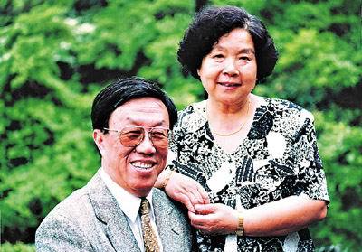 挂了两位女性的照片,有与新婚妻子单三娅的合照,也有去世的王蒙亡妻崔