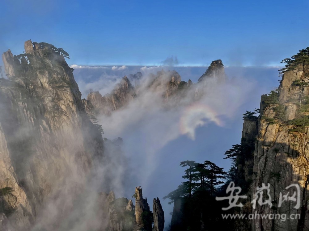 清明假期36万游客饱览黄山云海与日出