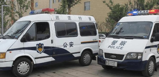 都是警车,那印"公安"和"警察"字样的车,到底有什么不同?