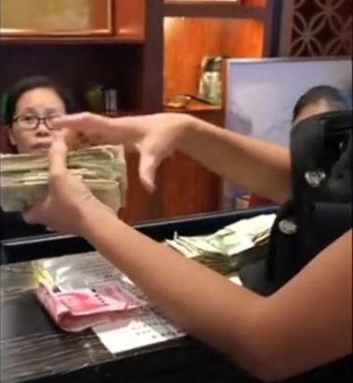 男子饭店吃饭结账时掏出一沓钱老板娘看后不淡定了