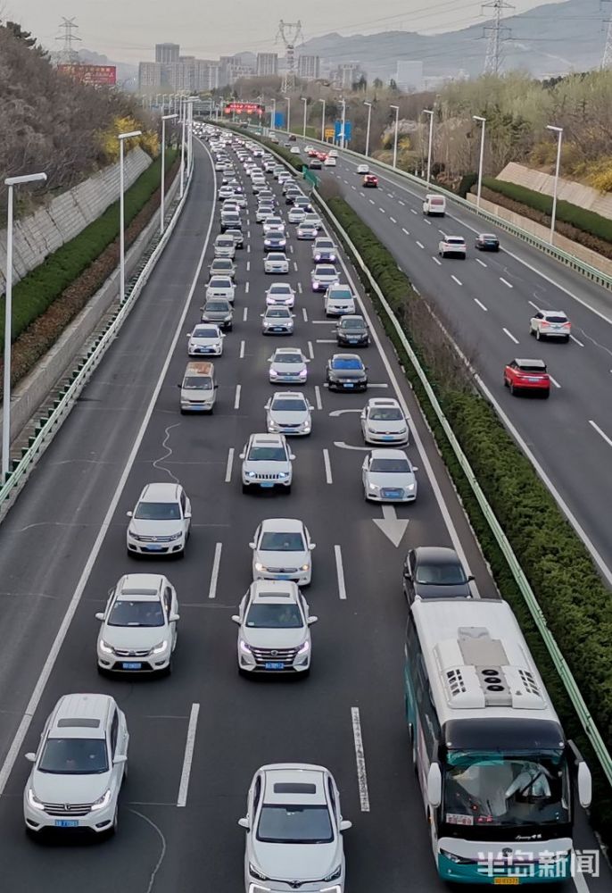 驾驶员注意:返程高峰来临 部分靠近青岛市区位置路段堵车严重