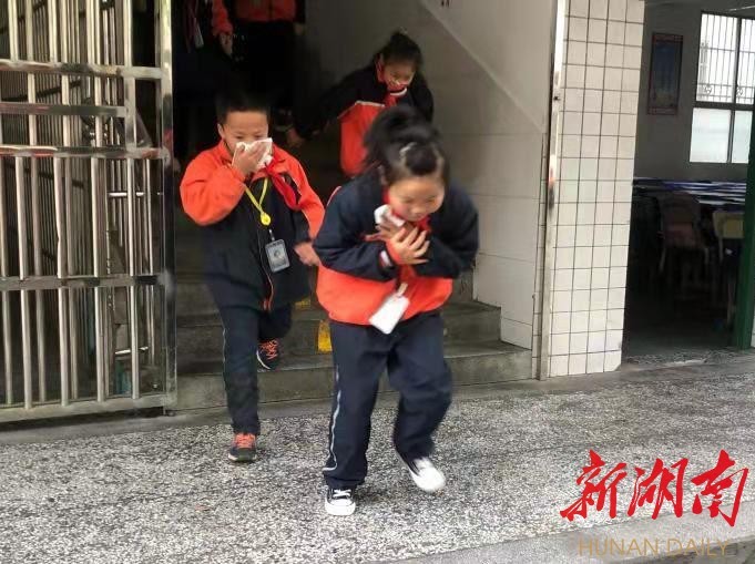 龙山县白岩书院小学组织四千师生开展应急疏散演练