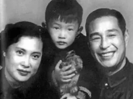 在离婚一年后,经过朋友的撮合,秦怡认识了她的第二任丈夫金焰.