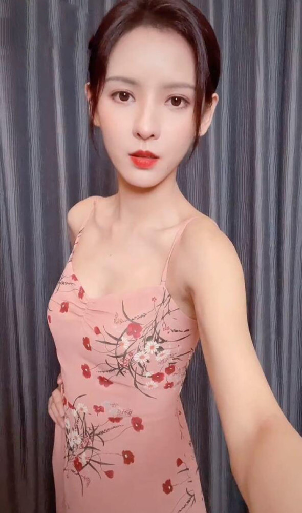 张予曦太瘦了,穿吊带裙撑不起来,冷白皮气质好不愧是陈思聪前女友