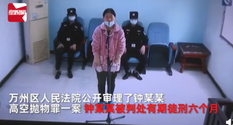 床头柜电视机全扔?重庆女子12楼高空抛物获刑半年,网友:害人害己