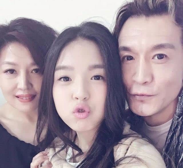 李咏女儿罕见晒近照颜值清秀小蛮腰吸睛好身材引母亲哈文羡慕