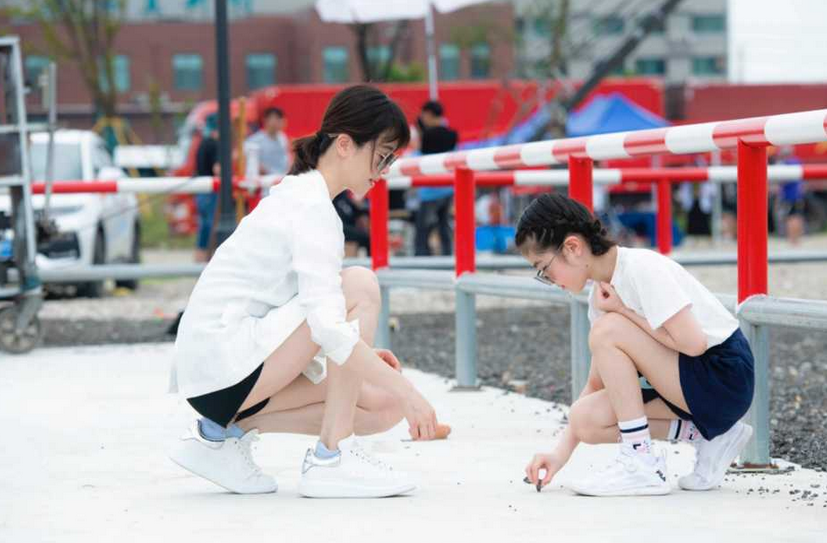 左小青这腿不做模特可惜了!棒球服配超短裙,"仙鹤腿"真抢眼