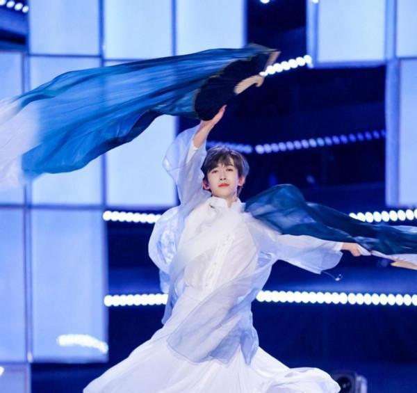接受传承的同时刘宇也会纳入新的文化,像刘宇初舞台展示的中国风舞蹈