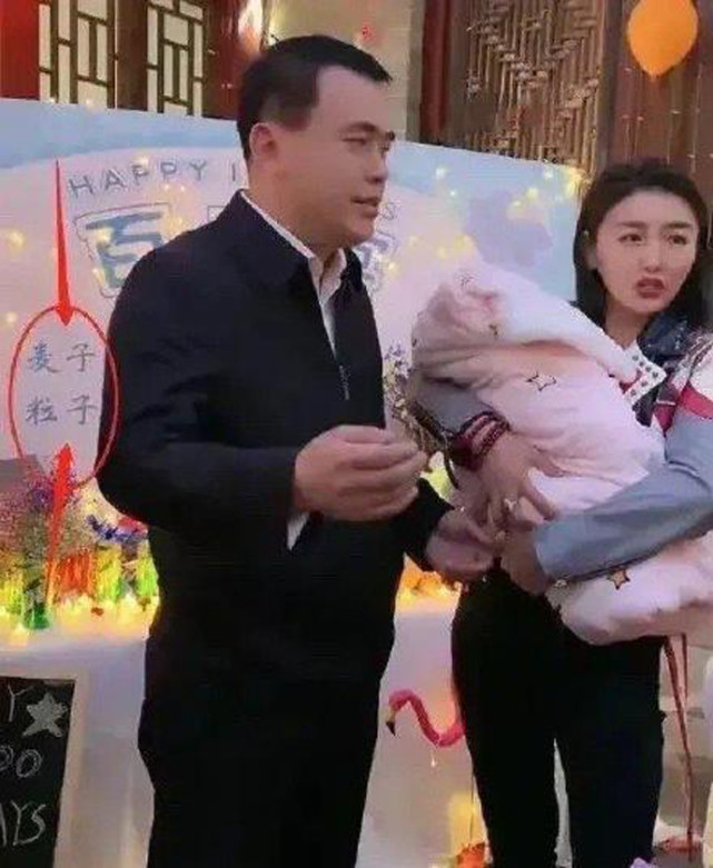 毕福剑近况曝光模样颓废,被疑抱二胎儿子出镜,真相是