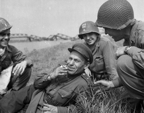二战结束后的德国:香烟迎来"人生巅峰,2根就可换取一名姑娘|二战