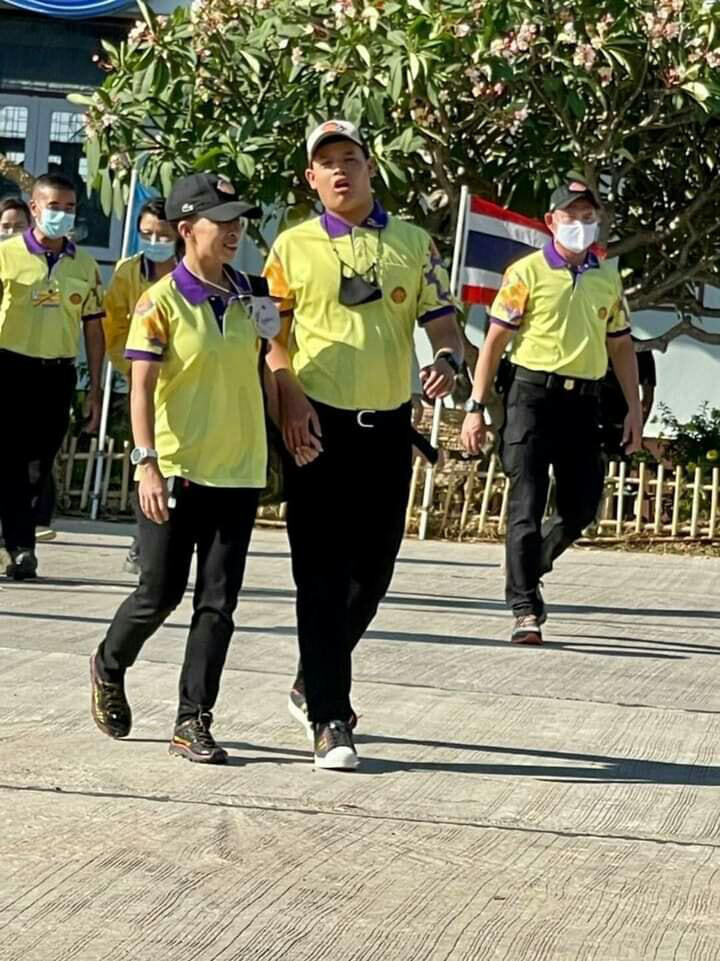 提帮功王子变聪明了,依靠着姐姐帕差拉公主,和姐姐挽着手