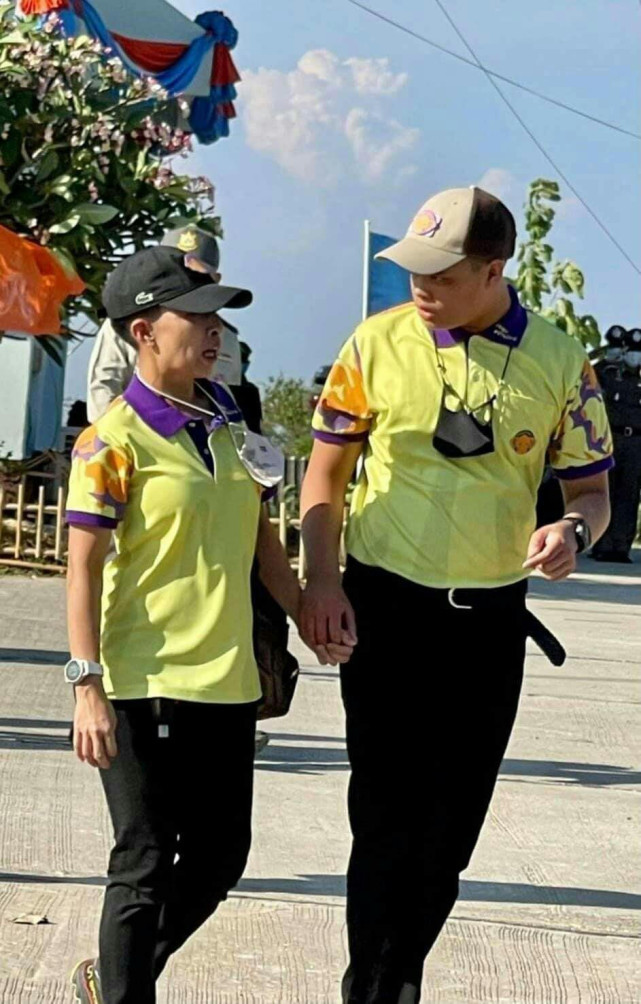 提帮功王子变聪明了,依靠着姐姐帕差拉公主,和姐姐挽着手