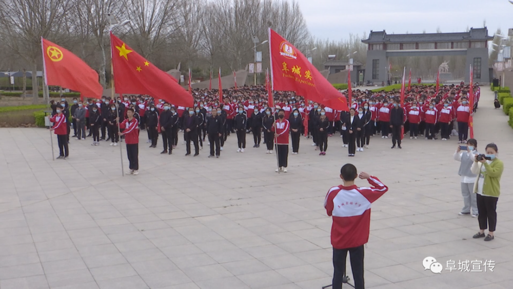 阜城县第四中学副校长焦兰志说:"以"追忆伟人缅怀先烈"为契机,围绕
