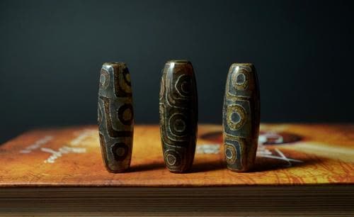 尤其是那些老天珠,本身的价值加上历史价值加上文化价值,个个都是天价