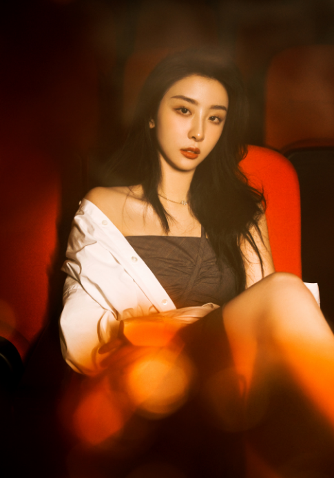 赵小棠首次光脚拍写真,脚型宛如一轮明月,女孩看完都羡慕了