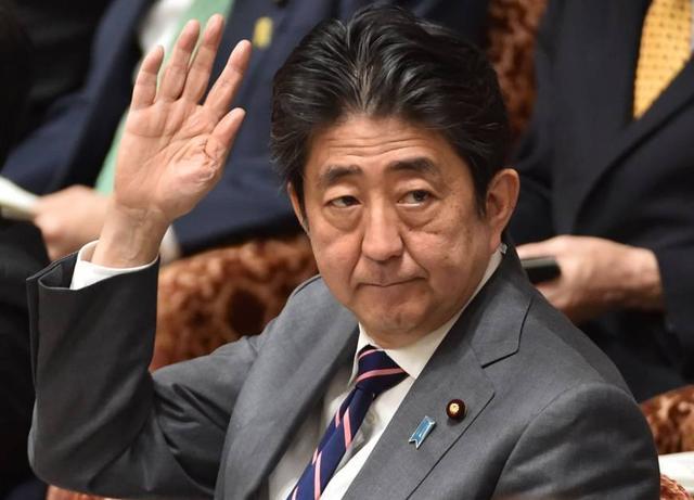 日本天皇和日本首相到底谁的权利更大?