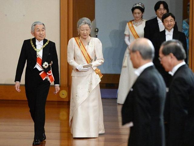 日本天皇和日本首相到底谁的权利更大