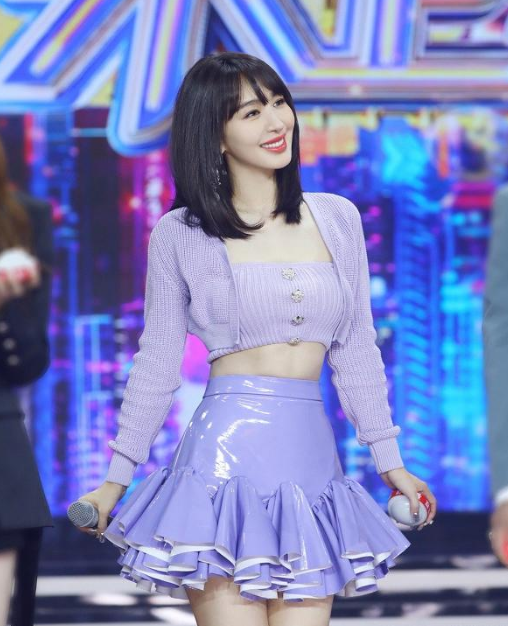 李菲儿真是会撩上衣只有一掌长还伸懒腰露出腰围后你赢了