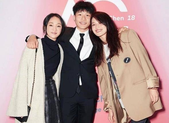 陈坤儿子陈尊佑晒与女生合照,俊男美女很亮眼,戴墨镜像极了父亲