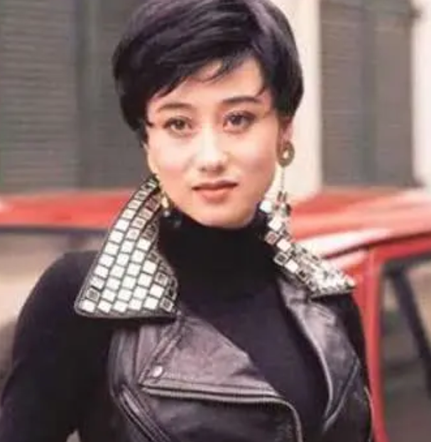 李连杰的2任妻子:57岁黄秋燕和56岁利智,2人对比差距太明显