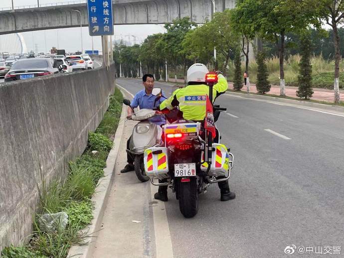 中山交警铁骑