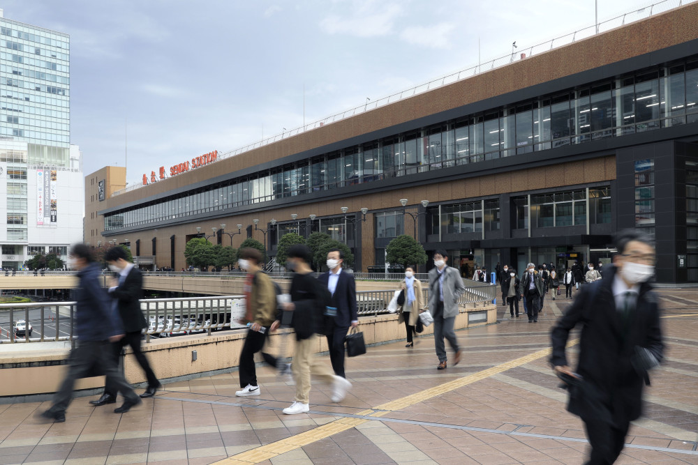 4月5日,戴口罩的行人走在日本宫城县仙台市街头.新华社/美联