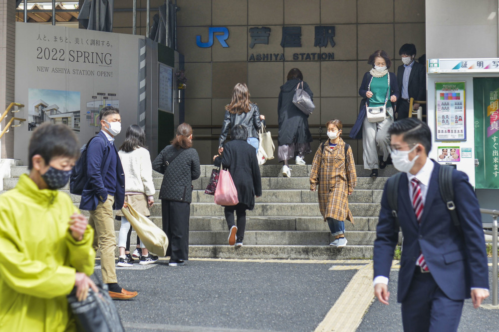 4月5日,戴口罩的行人走在日本兵库县芦屋站前.新华社/美联