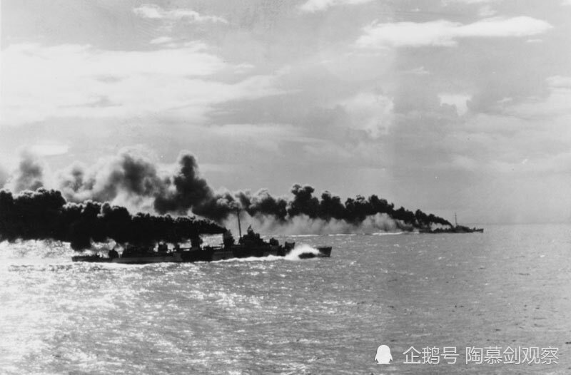 萨马岛海战中,三艘美军驱逐舰加速冲向栗田舰队