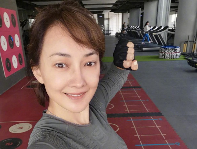 牛莉晒健身照片,虽47岁仍然活力满满,这才是女神该有的样子!