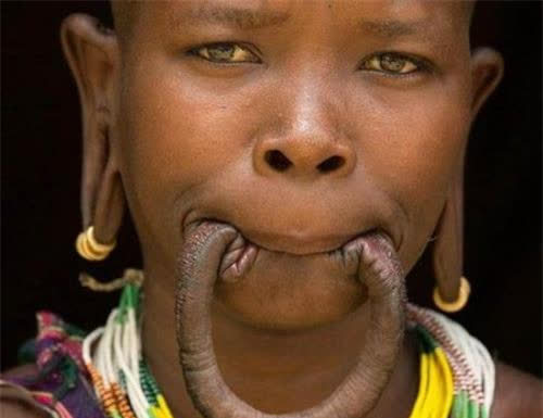 非洲神秘的盘唇族女子10岁开始切嘴唇装盘子盘子越大越美