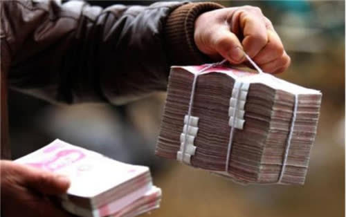 国外的一条街上,街头摆着成捆的人民币,但却从来没有人敢拿