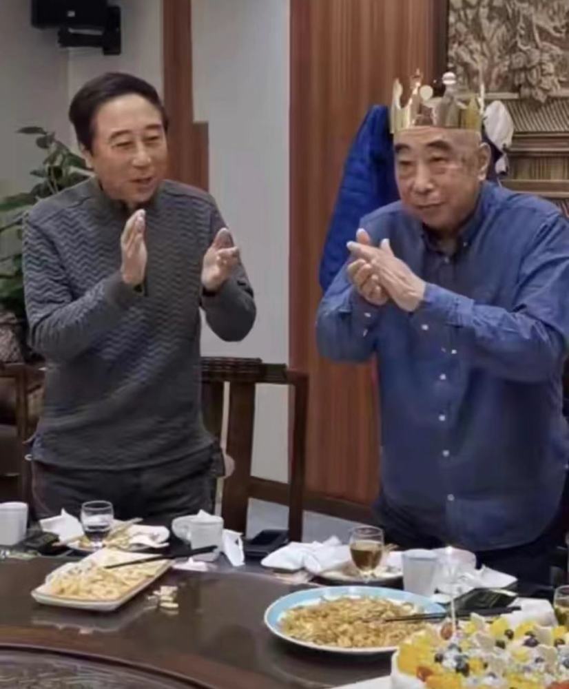 64岁冯巩和两位亲姐姐踏青,三人长相一样,网友:基因太