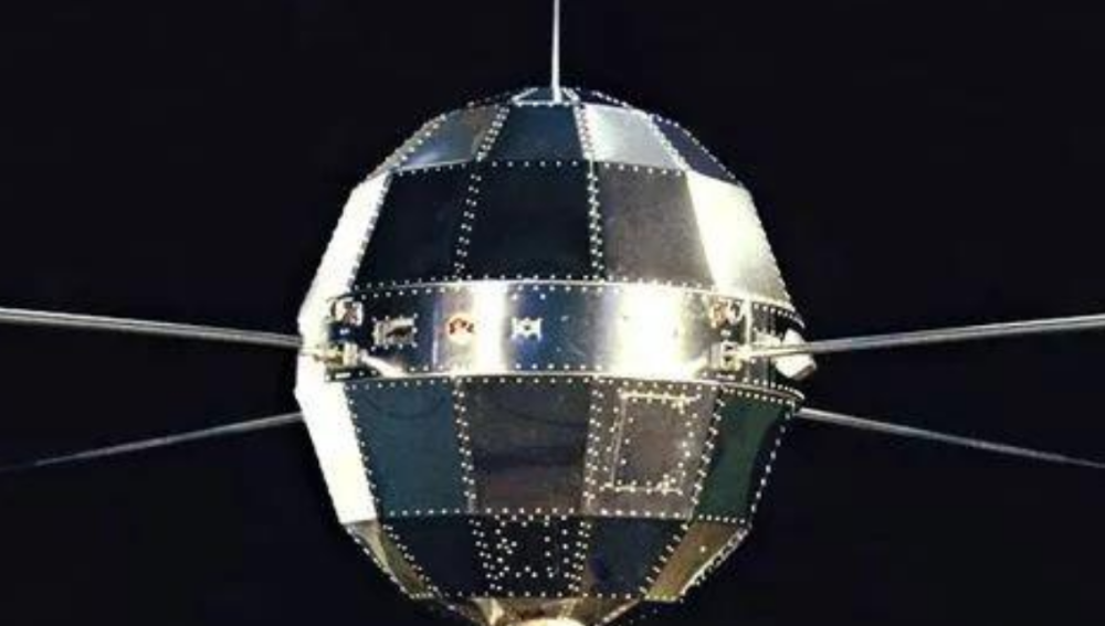 我国第一颗人造卫星,设计寿命只有20天,为何51年过去仍在飞?