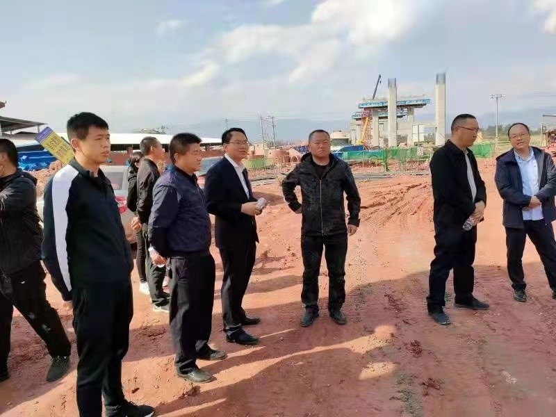 大理巍山县大仓镇领导带队深入大南高速建设工地开展调研及安全检查