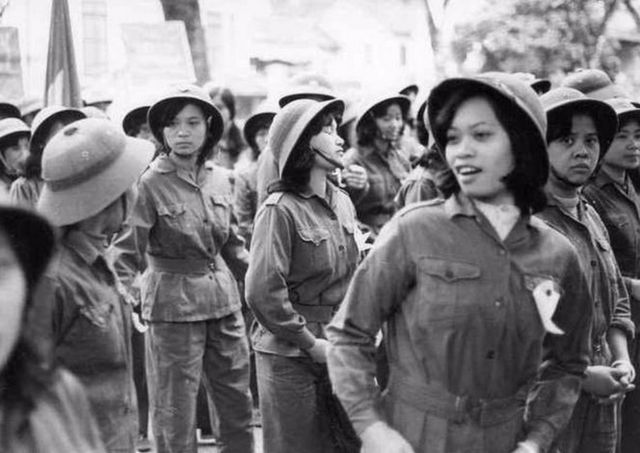 对越反击战:6名越南女兵被俘虏,她们从地道爬出后让解放军尴尬