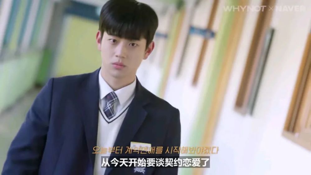 搂着智娜肩膀,对具形卓说, "你好,我是智娜男友李胜民".