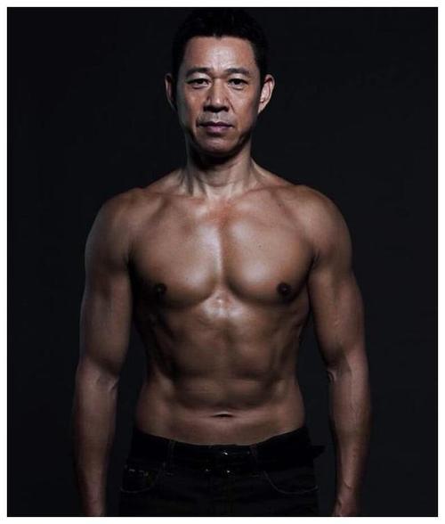 64岁的张丰毅坚持健身,八块腹肌完爆年轻人,身材轮廓非常完美