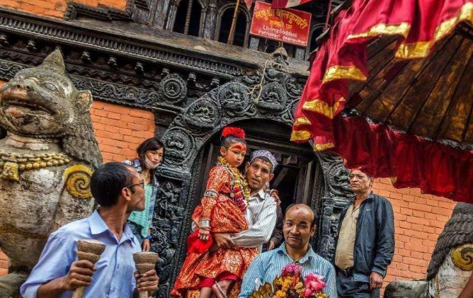 尼泊尔"活女神"被禁锢在寺庙,双脚不允许碰地,大多孤独终老