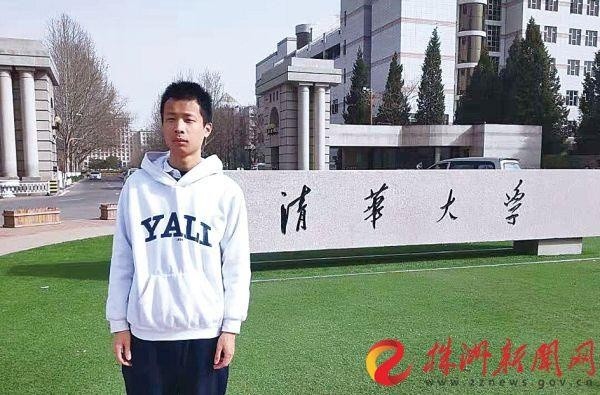 刘九和在清华大学门口留影(受访者 供图)