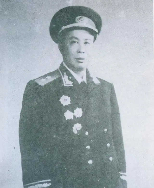 66军的军长是萧新槐,湖南宜章人,1909年出生,1927年参加中国工农革命