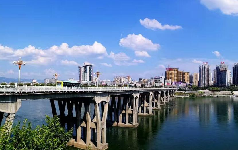 安康市位于陕西省东南部,北依秦岭,南靠巴山,汉水横贯东西,河谷盆地