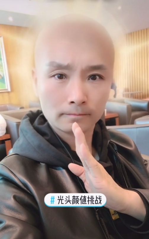 歌唱家刘和刚晒光头造型,头顶金光脸边一圈青胡茬,被指撞脸乐嘉