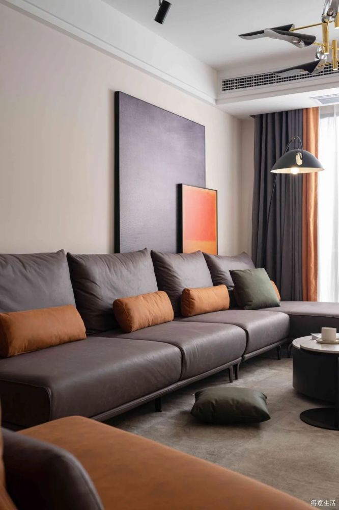 沙发,窗帘的颜色都是差不多的,整个看起来挺整体,深灰 橘色的搭配显得