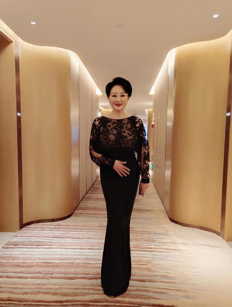 58岁的王姬气质让人折服,穿一袭红黑色结合连衣裙亮相