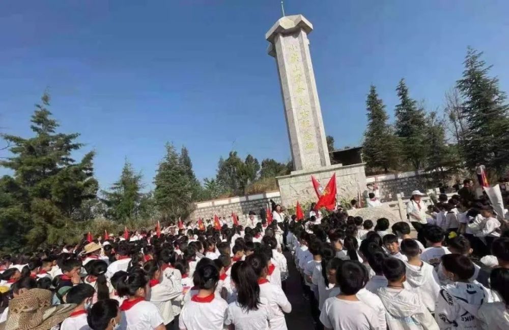 通海县四街小学少先队大队辅导员在烈士陵园纪念点带领全体少先队员