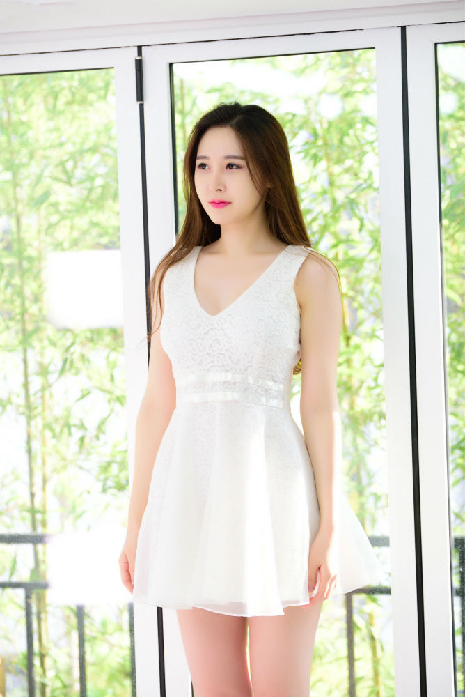 气质美女白色蕾丝连衣裙性感写真,长发披肩温婉动人