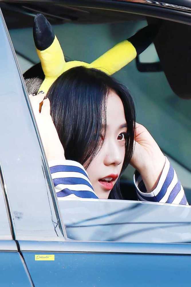 blackpink 金智秀jisoo一组车窗小皮卡丘的壁纸头像分享
