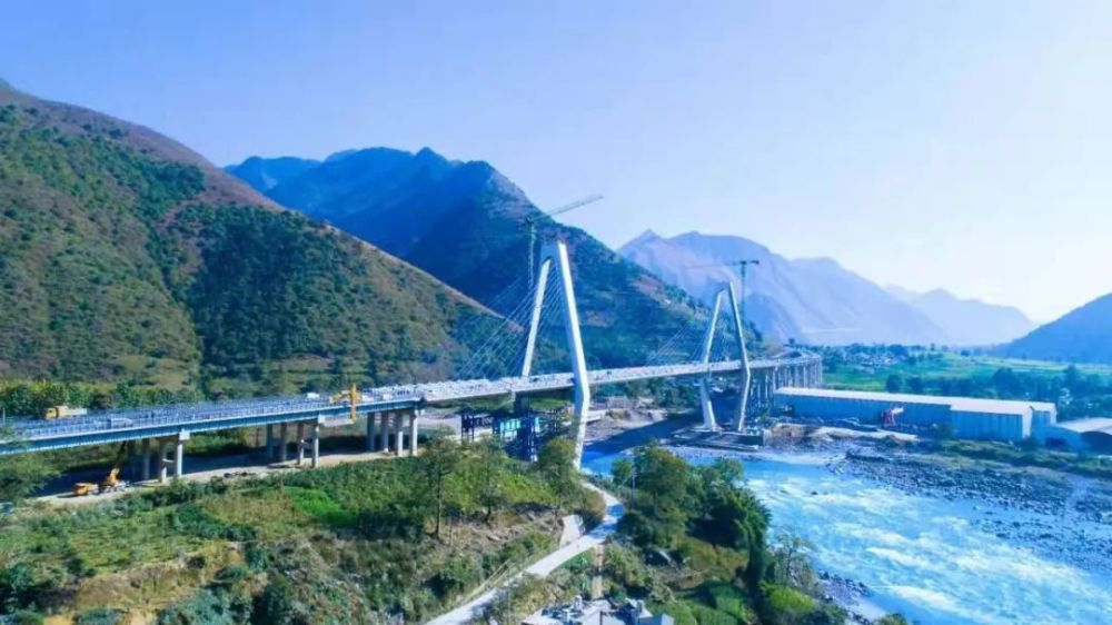 2020年 保泸高速公路建成通车 彻底结束了云南怒江州 没有高速公路的
