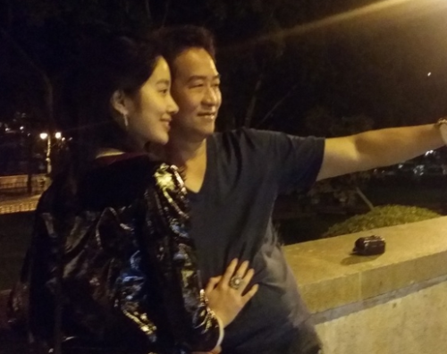 杨采钰与大30岁富豪男友同城不同住疑似分手,网友:利益使然